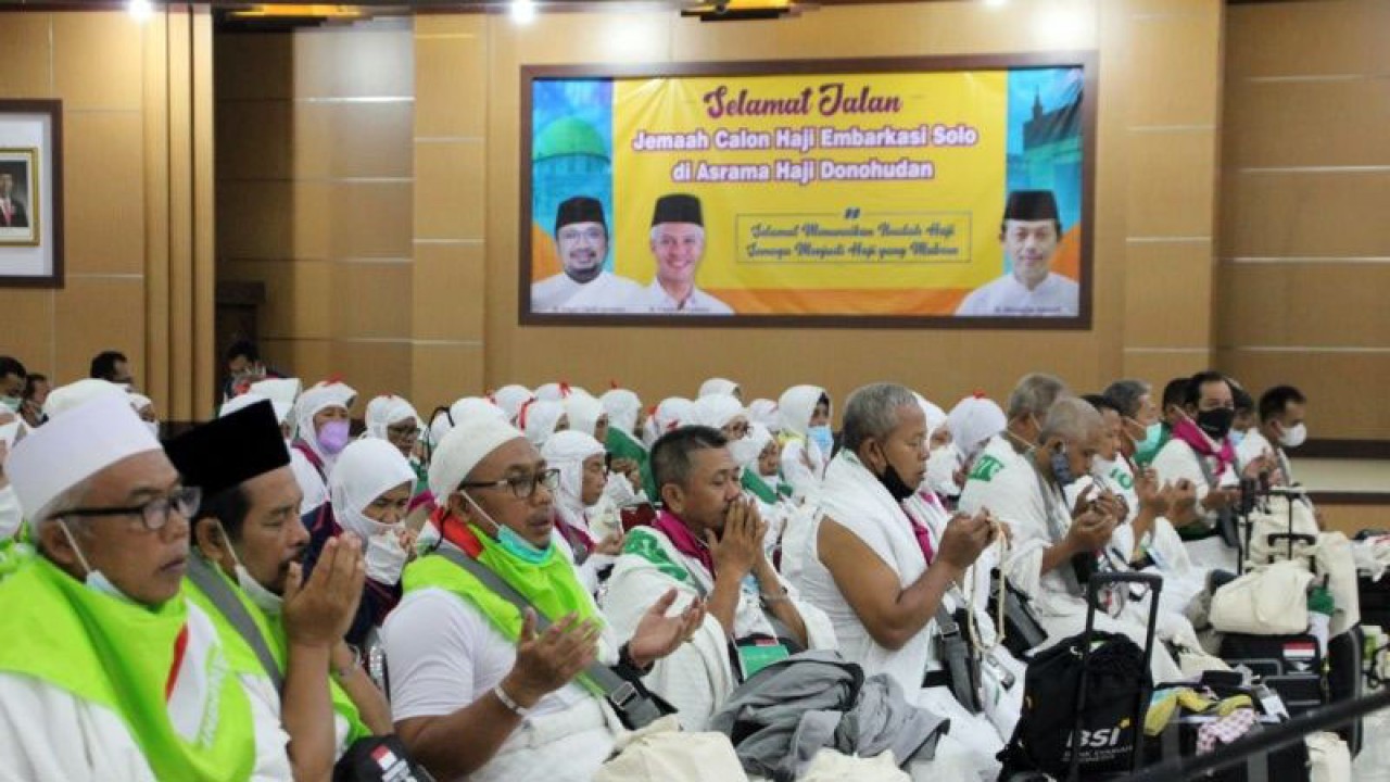 Ratusan JCH Kloter 22 dari Kota Semarang dan Kabupaten Sukoharjo berdoa bersama sebelum berangkat ke Tanah Suci, di gedung Muzdalifah Asrama Haji Donohudan Boyolali, Minggu (19/6/2022). (FOTO ANTARA/Bambang Dwi Marwoto)