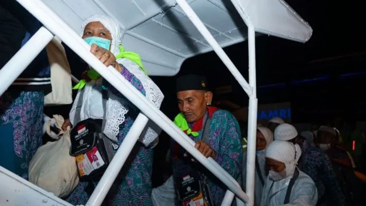 Jamaah haji kloter pertama menuju ke pesawat saat diberangkatkan ke Tanah Suci melalui Bandara Internasional Sultan Iskandar Muda (SIM) Blang Bintang, Aceh Besar, Rabu (15/6/2022). (ANTARA/Khalis Surry)