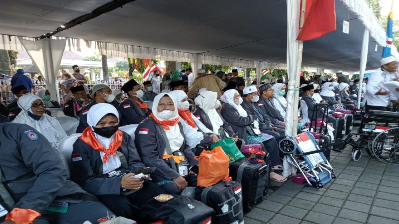 Ilustrasi: pemberangkatan jemaah calon haji asal Kota Mataram, Provinsi Nusa Tenggara Barat, musim haji 2022. (Foto: ANTARA/Nirkomala)
