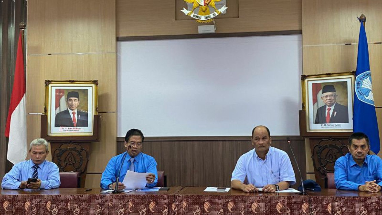 Rektor UNS Jamal Wiwoho (dua dari kiri) sedang memberikan keterangan kepada wartawan di Solo, Selasa (7/2/2023). ANTARA/Aris Wasita