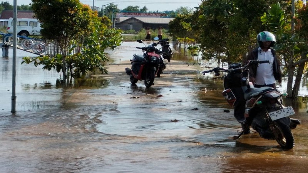 Suasana banjir rob yang melanda kawawasan pesisir timur Jambi di Kabupaten Tanjungjabung Timur, Jambi, Kamis (23/2/23). ANTARA/Agus