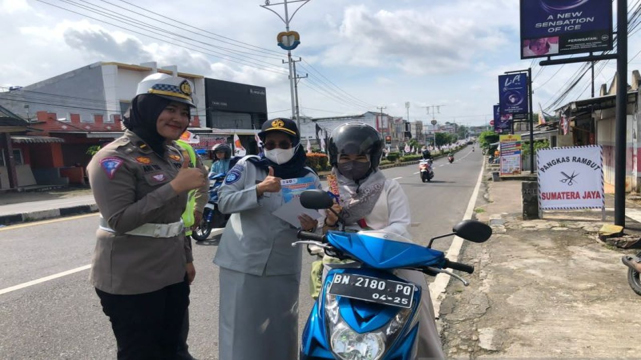 PT Jasa Raharja Kepulauan Bangka Belitung sosialisasi kepatuhan terhadap aturan berkendara dan mengingatkan taat bayar pajak kendaraan bermotor. (ANTARA/HO-Jasa Raharja Babel)