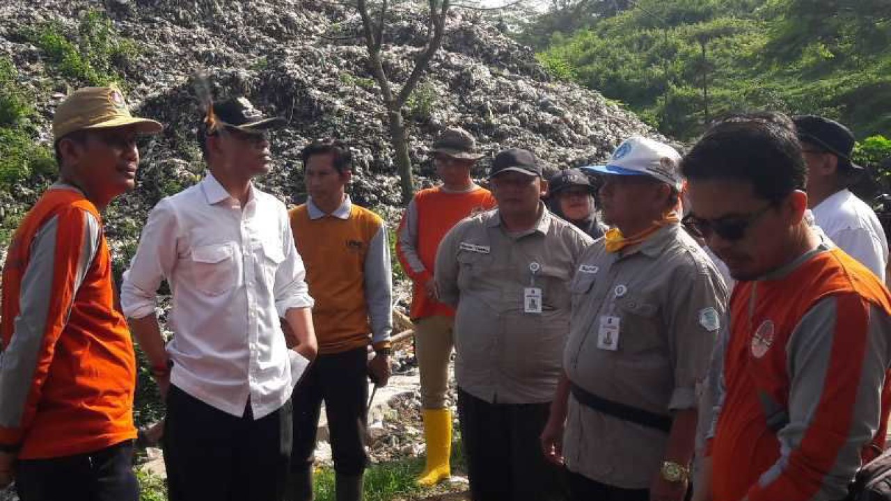 Bupati Temanggung M. Al Hadziq (nomor dua dari kiri) meninjau calon lokasi pembangunan tempat penanganan sampah terpadu di TPA Sanggrahan, Kabupaten Temanggung, Provinsi Jawa Tengah. (ANTARA/Heru Suyitno)