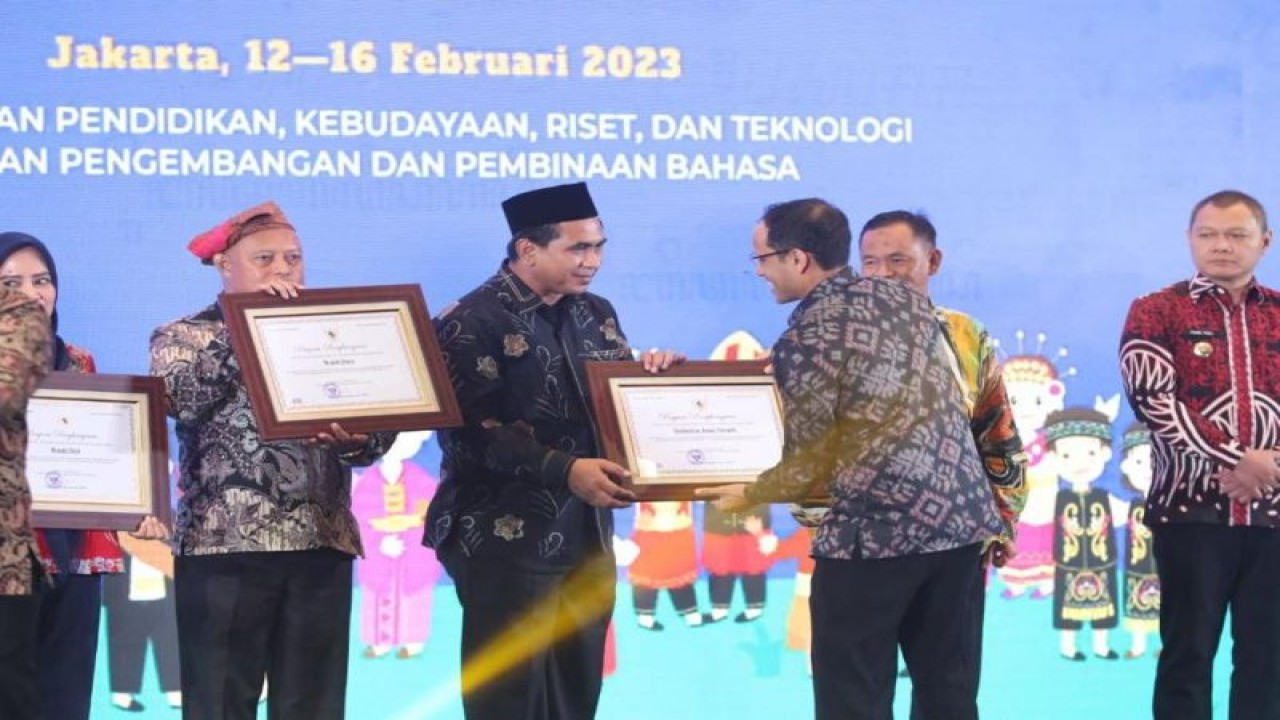 Penyerahan penghargaan Revitalisasi Bahasa Daerah Tahun 2022 dari Menteri Pendidikan, Kebudayaan, Riset, dan Teknologi Nadiem Makarim di Jakarta, Senin (13/2/2023) malam. ANTARA/HO-Humas Pemprov Jateng
