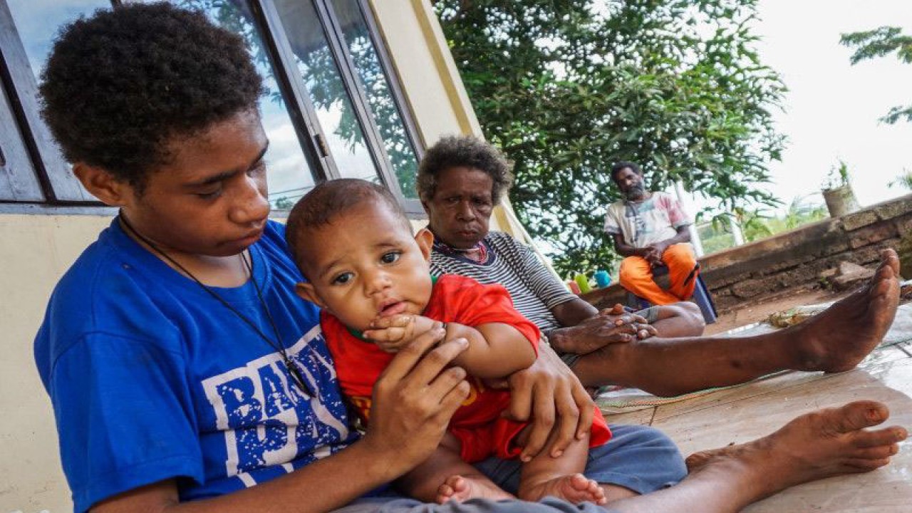 Sejumlah warga berada di lokasi pengungsian rumah keuskupan Jayapura, Dok V Atas, Kota Jayapura, Papua, Minggu (12/2/2023). ANTARA FOTO/Indrayadi TH/nz (Antara Foto/Indrayadi TH)
