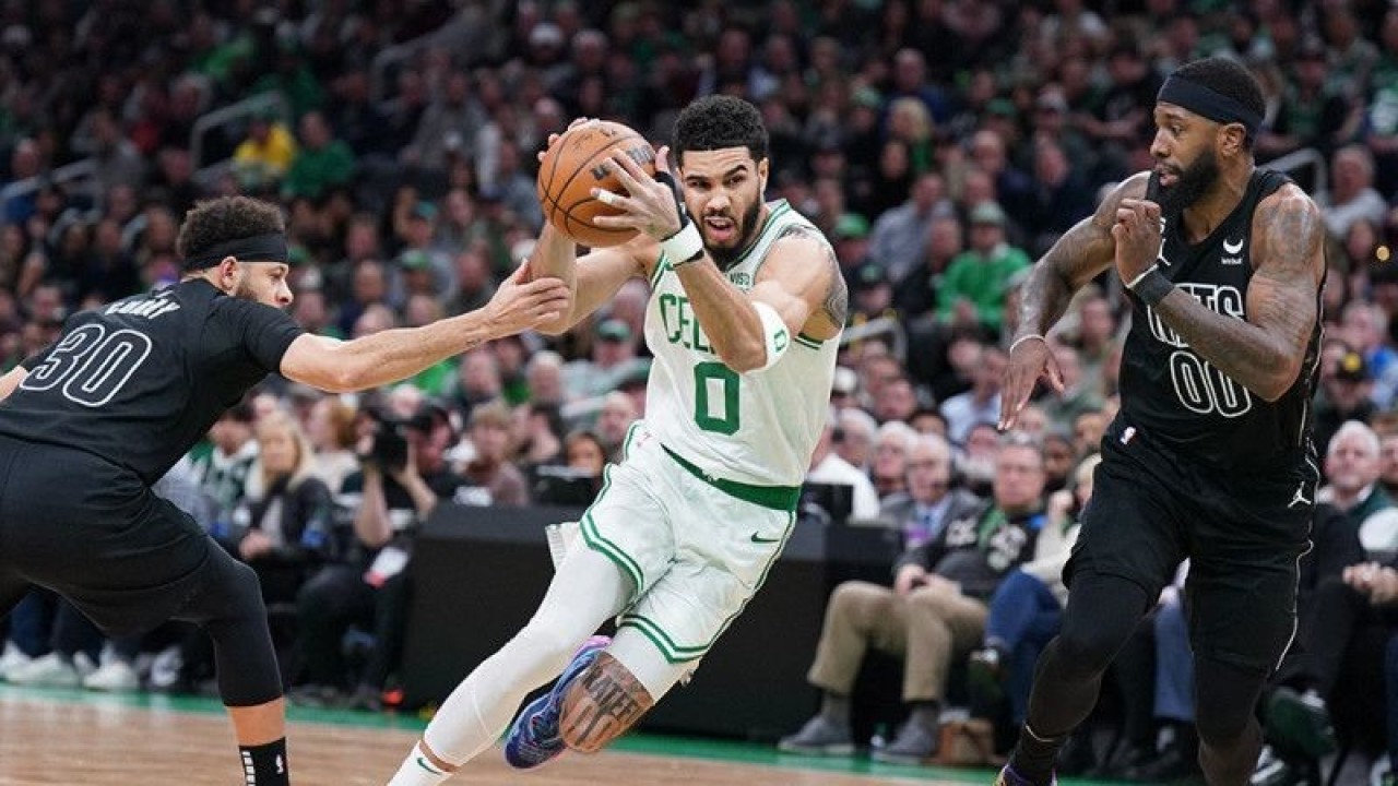 Pebola basket Boston Celtics Jayson Tatum (0) menggiring bola yang dihadang pebola basket Brooklyn Nets Seth Curry (30) dan Royce O'Neale (00) pada pertandingan lanjutan NBA 2022-2023 di Boston, Massachusetts, AS, Kamis (2/2/2023). Sejak awal pertandingan Boston Celtics mendominasi pertandingan dan unggul sehingga berhasil melibas Brooklyn Nets dengan skor 139-96. ANTARA FOTO/USA TODAY Sports via Reuters/David Butler/nym.