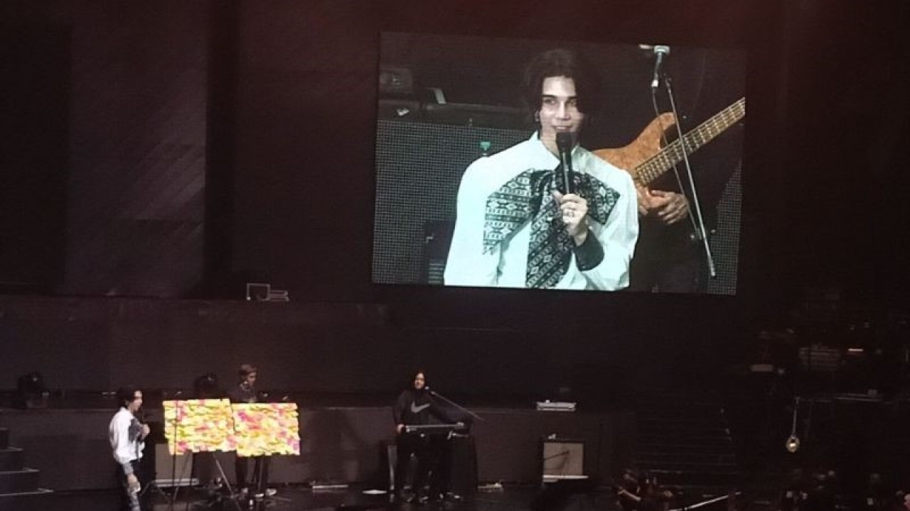 Penyanyi asal Thailand Jeff Satur saat menjawab pertanyaan Saturdayss di konser "Love On Saturn" di Balai Sarbini, Jakarta, Sabtu (4/2/2023) malam. (ANTARA/Suci Nurhaliza)