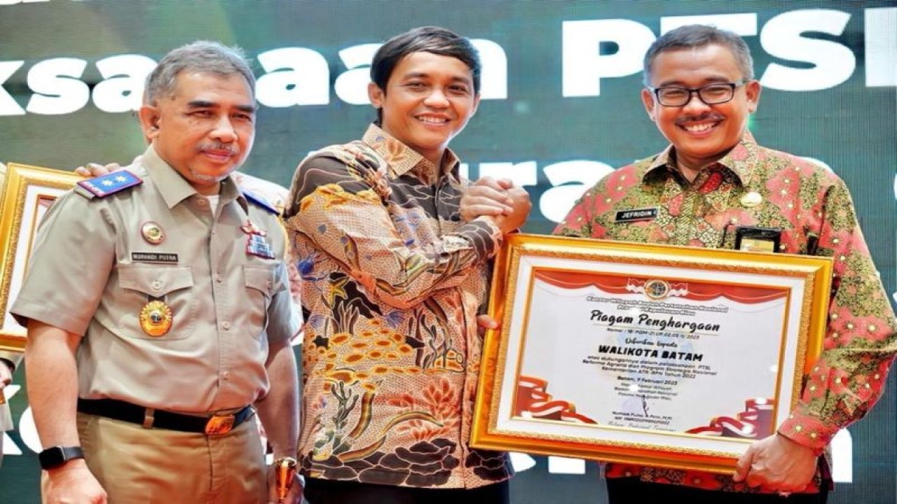 Sekretaris Daerah Kota Batam Jefridin Hamid menerima penghargaan dari Kementerian Agraria dan Tata Ruang / Badan Pertanahan Nasional (ATR/BPN) (ANTARA/HO-Humas Pemkot Batam)