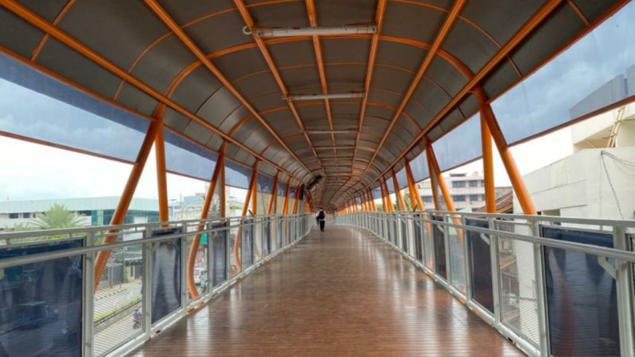 Arsip pemandangan Skywalk Kebayoran Lama yang kini bisa dilewati warga secara gratis, Jakarta, Jumat (27/1/2023). ANTARA/Luthfia Miranda Putri