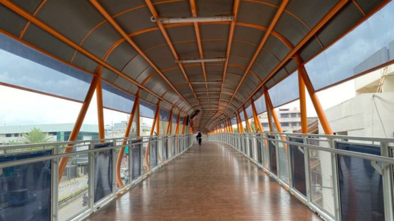 Arsip pemandangan Skywalk Kebayoran Lama yang kini bisa dilewati warga secara gratis, Jakarta, Jumat (27/1/2023). ANTARA/Luthfia Miranda Putri