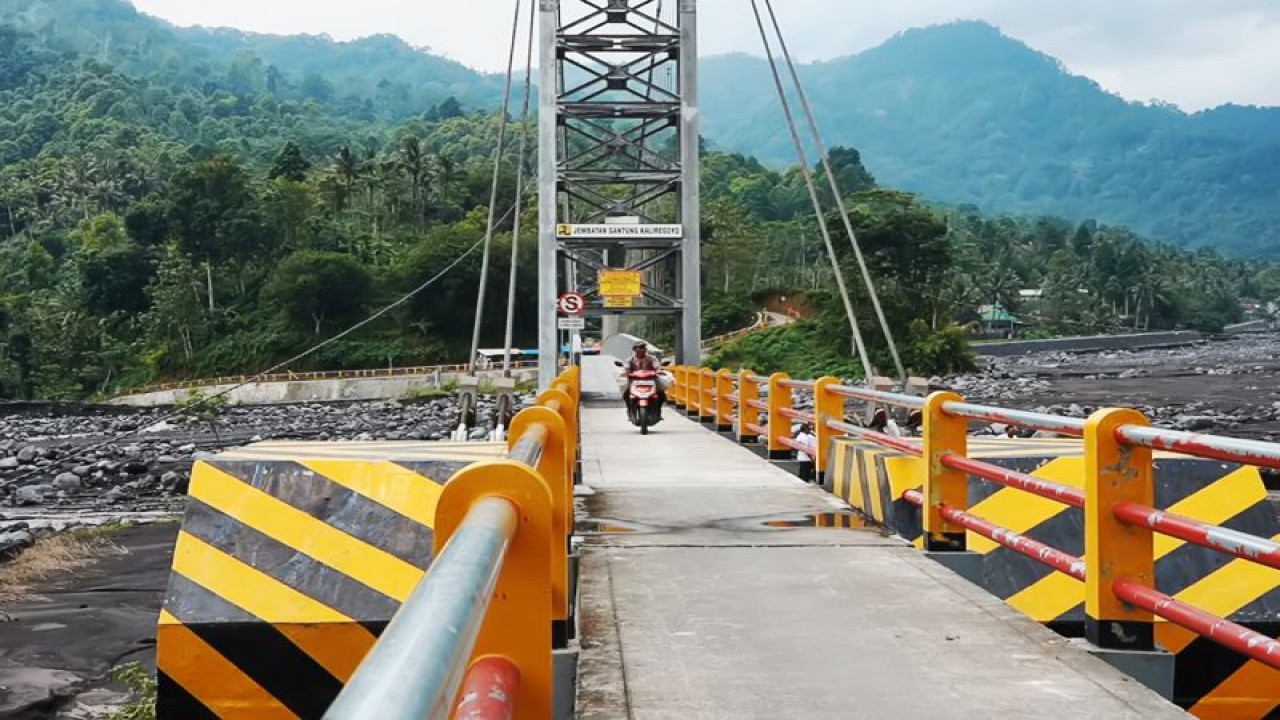 Pengendara melewati jembatan gantung Kali Regoyo di Kecamatan Candipuro, Kabupaten Lumajang, Provinsi Jawa Timur. (ANTARA/HO Diskominfo Lumajang)