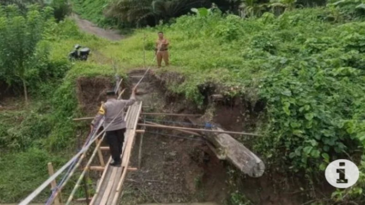 Jembatan putus di wilayah Kabupaten Paser. (ANTARA/R. Wartono)