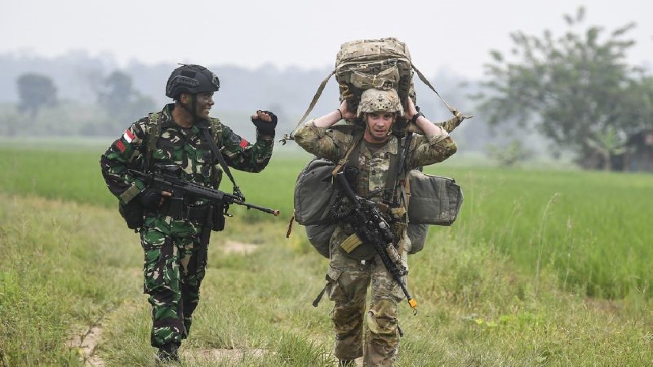 Foto arsip - Seorang prajurit TNI AD (kiri) berjalan bersama dengan seorang prajurit Angkatan Darat Amerika Serikat atau US Army usai melakukan penerjunan saat Latihan Bersama Super Garuda Shield (SGS) Tahun 2022 di Pusat Latihan Tempur (Puslatpur) di Baturaja, Ogan Komering Ulu, Sumatera Selatan, Rabu (3/8/2022). Latihan Bersama Super Garuda Shield 2022 yang diikuti 13 negara peserta yakni Indonesia, Amerika Serikat, Australia, Jepang, Malaysia, Singapura, Papua Nugini, Korea Selatan, India, Timor Leste, Kanada, Prancis dan Inggris dilaksanakan di Puslatpur Baturaja, Puslatpur Marinir di Dabo Singkep dan Puslatpur Amborawang tersebut berlangsung hingga 14 Agustus mendatang. ANTARA FOTO/M Risyal Hidayat/rwa.