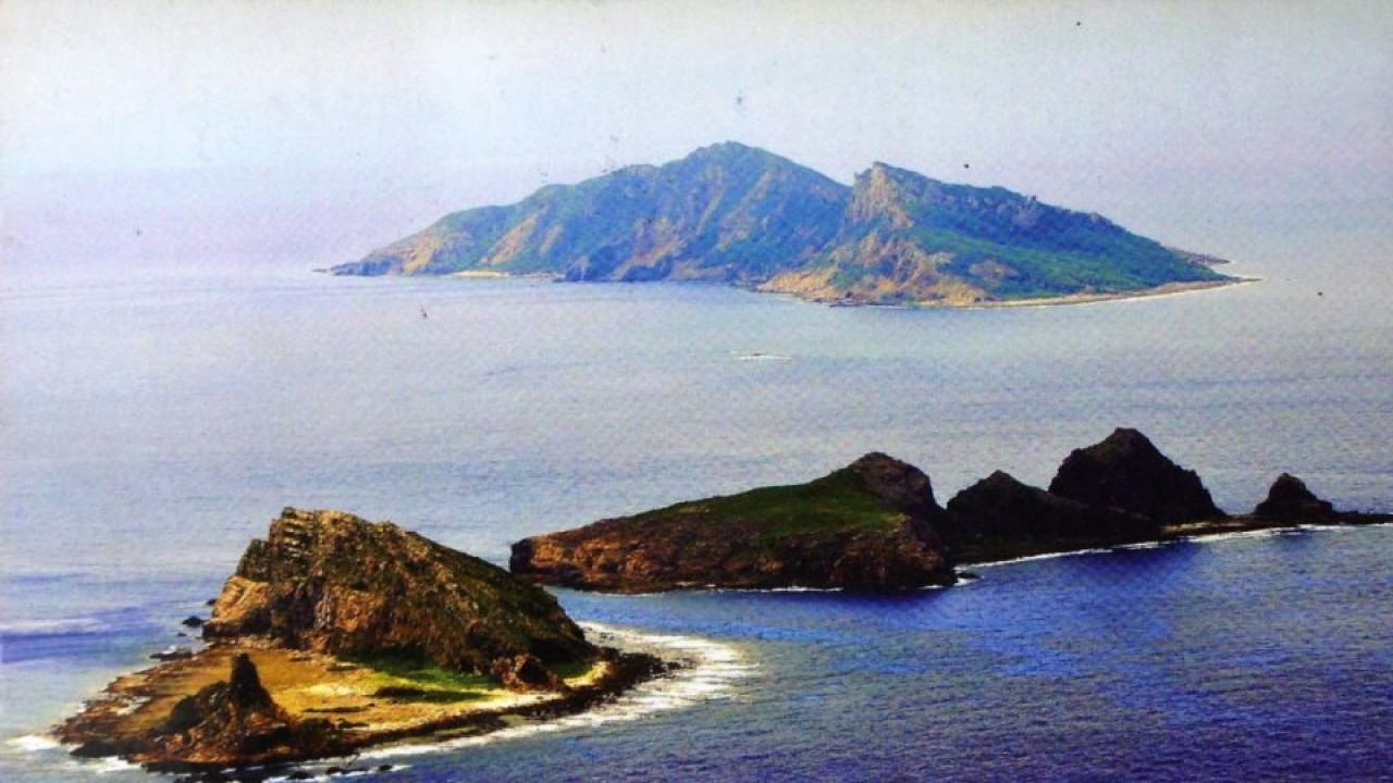 Sebuah gambar kartu pos menunjukkan pulau tak berpenghuni di Laut Tiongkok Timur yang disengketakan Jepang dan China. Pulau-pulau itu dikenal dengan nama "Senkaku" oleh Jepang, tetapi diklaim oleh China, yang menyebutnya "Diaoyu." (Fickr/@RiveraNotario)