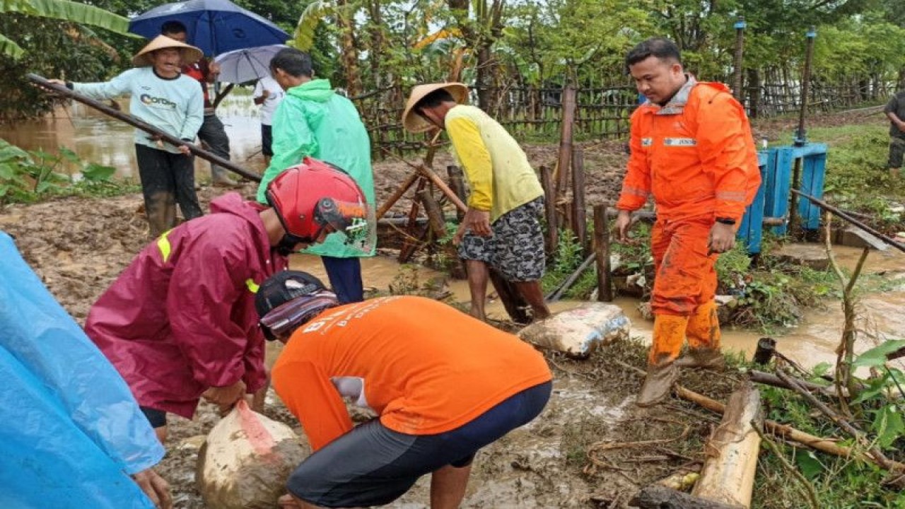 Penguatan tanggul Sungai Jeratun Soluna di Desa Sowan Kidul, Kecamatan Kedung, Kabupaten Jepara, Jawa Tengah, Kamis (23/2/2023). (ANTARA/HO-BPBD Jpr.)
