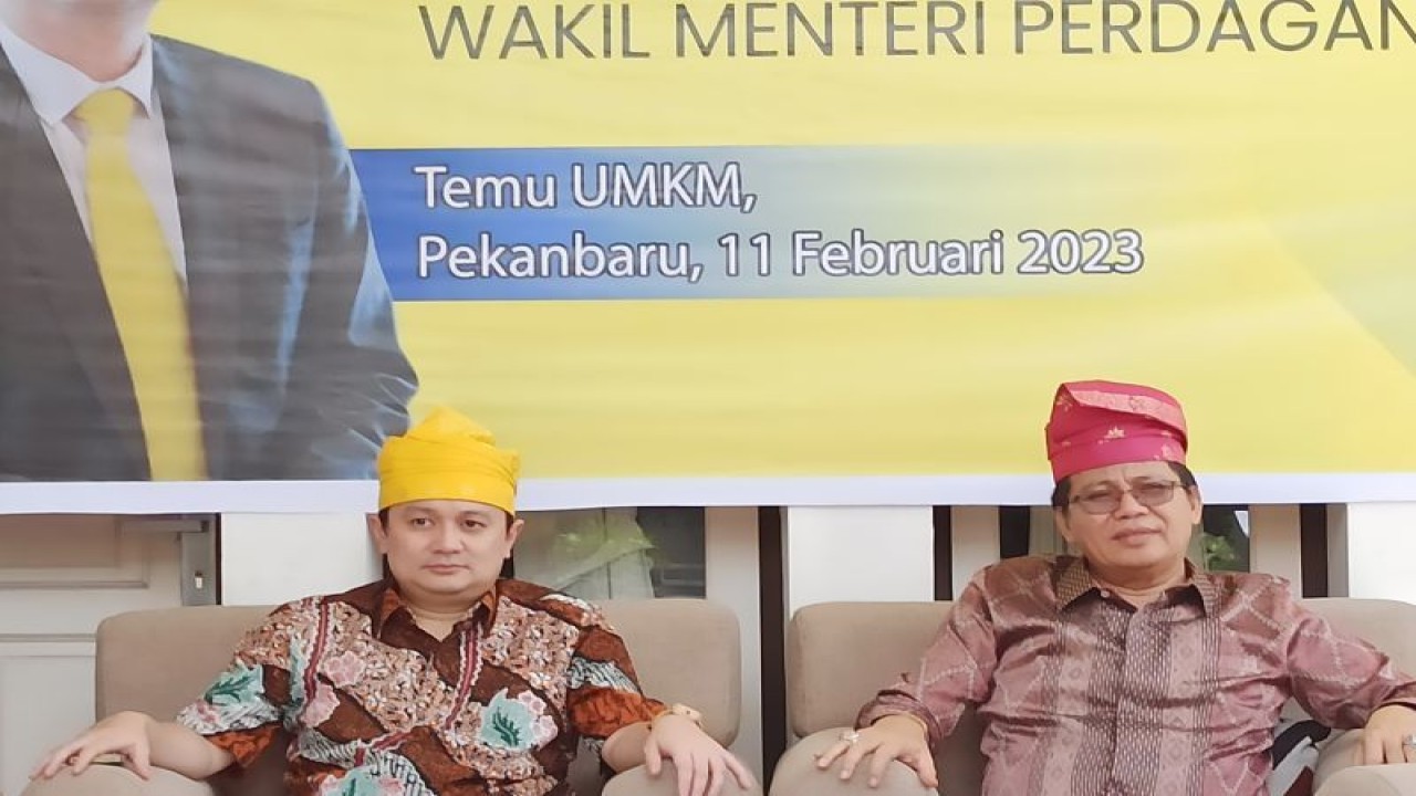 Wakil Menteri Perdagangan RI Jerry Sambuaga (kiri) saat bincang-bincang dengan pelaku UMKM binaan Pertamina Hulu Rokan di Kota Pekanbaru, Sabtu (11/2/23). (ANTARA/Annisa Firdausi)