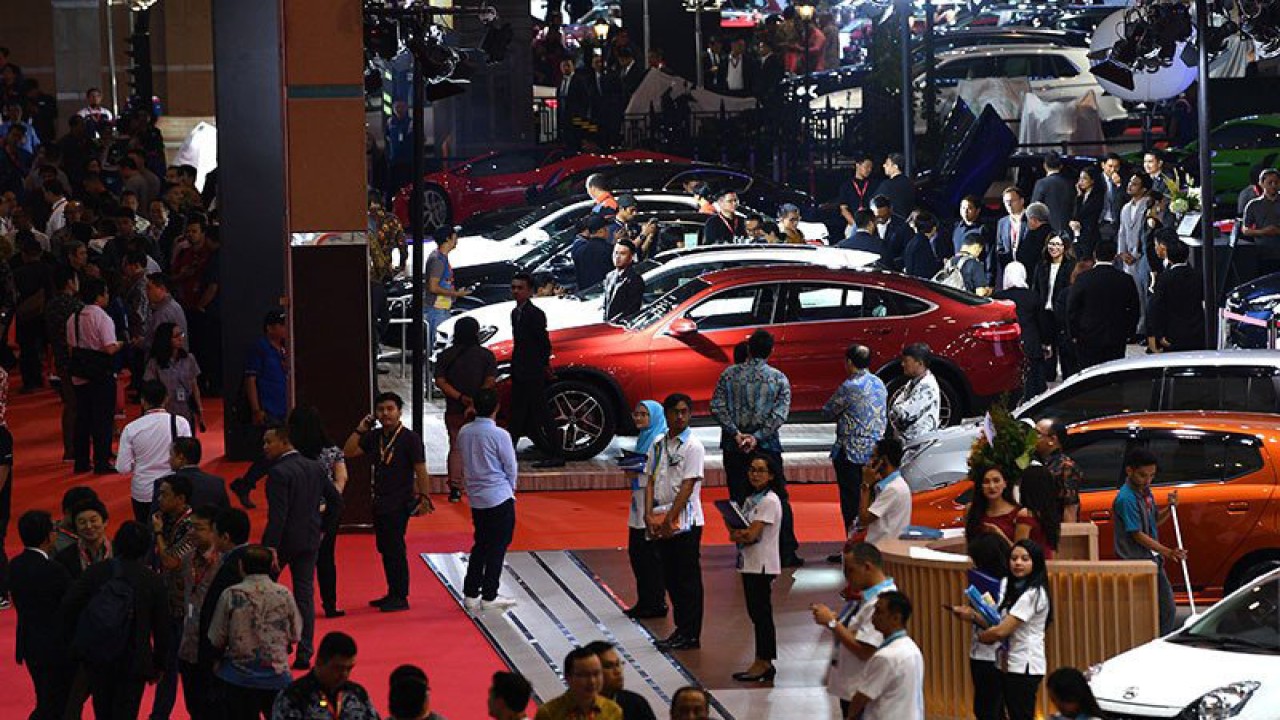 Ilustrasi - Pengunjung melihat mobil yang dipamerkan saat pembukaan Indonesia International Motor Show (IIMS 2019) di JIExpo Kemayoran, Jakarta, Kamis (25/4/2019). ANTARA FOTO/Sigid Kurniawan/ama/pri. (ANTARA FOTO/SIGID KURNIAWAN)