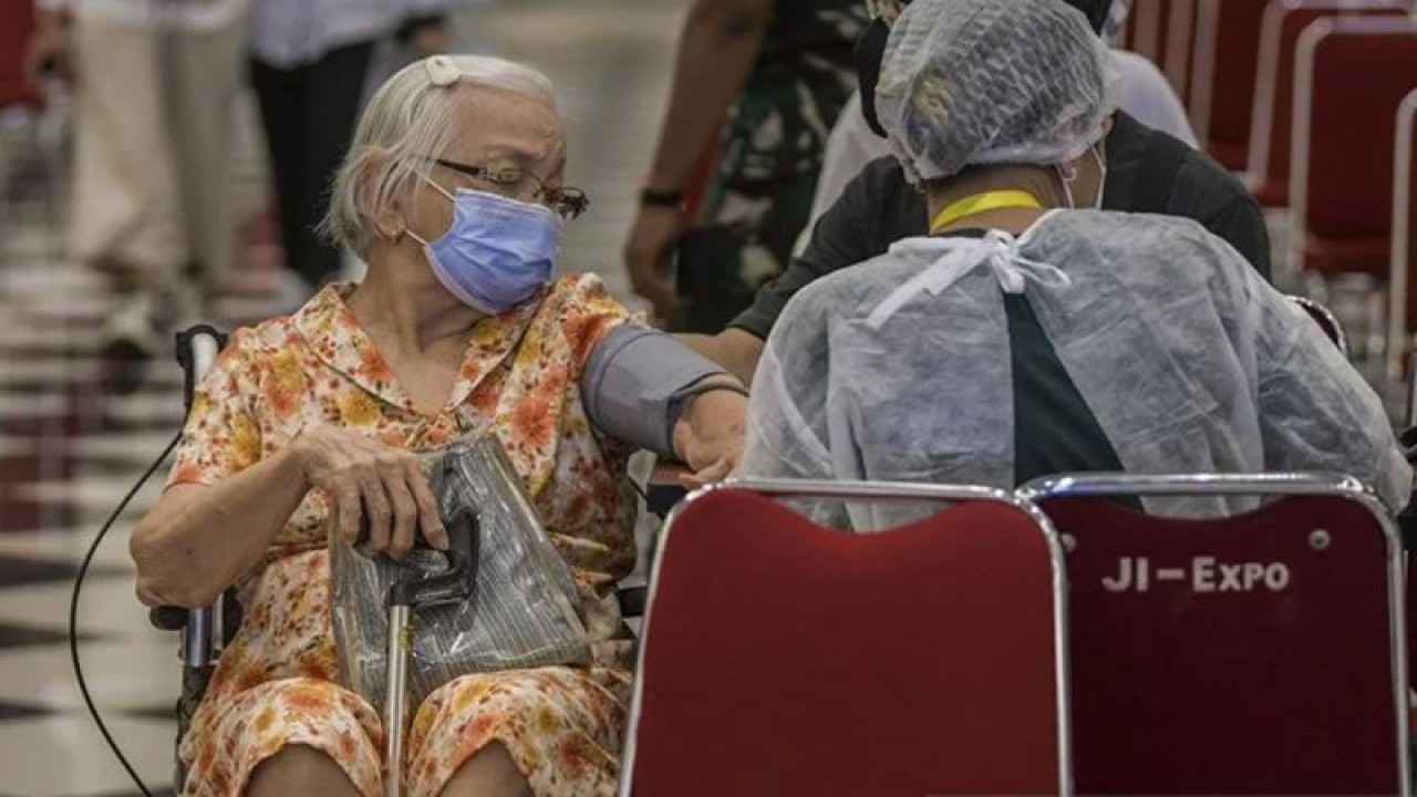 Arsip Foto - Petugas kesehatan memeriksa warga lansia yang hendak menjalani vaksinasi COVID-19 dosis ketiga di Jakarta, Selasa (25/1/2022). Vaksinasi sangat penting untuk mencegah penularan virus corona penyebab COVID-19 beserta varian-variannya. (ANTARA/Galih Pradipta)