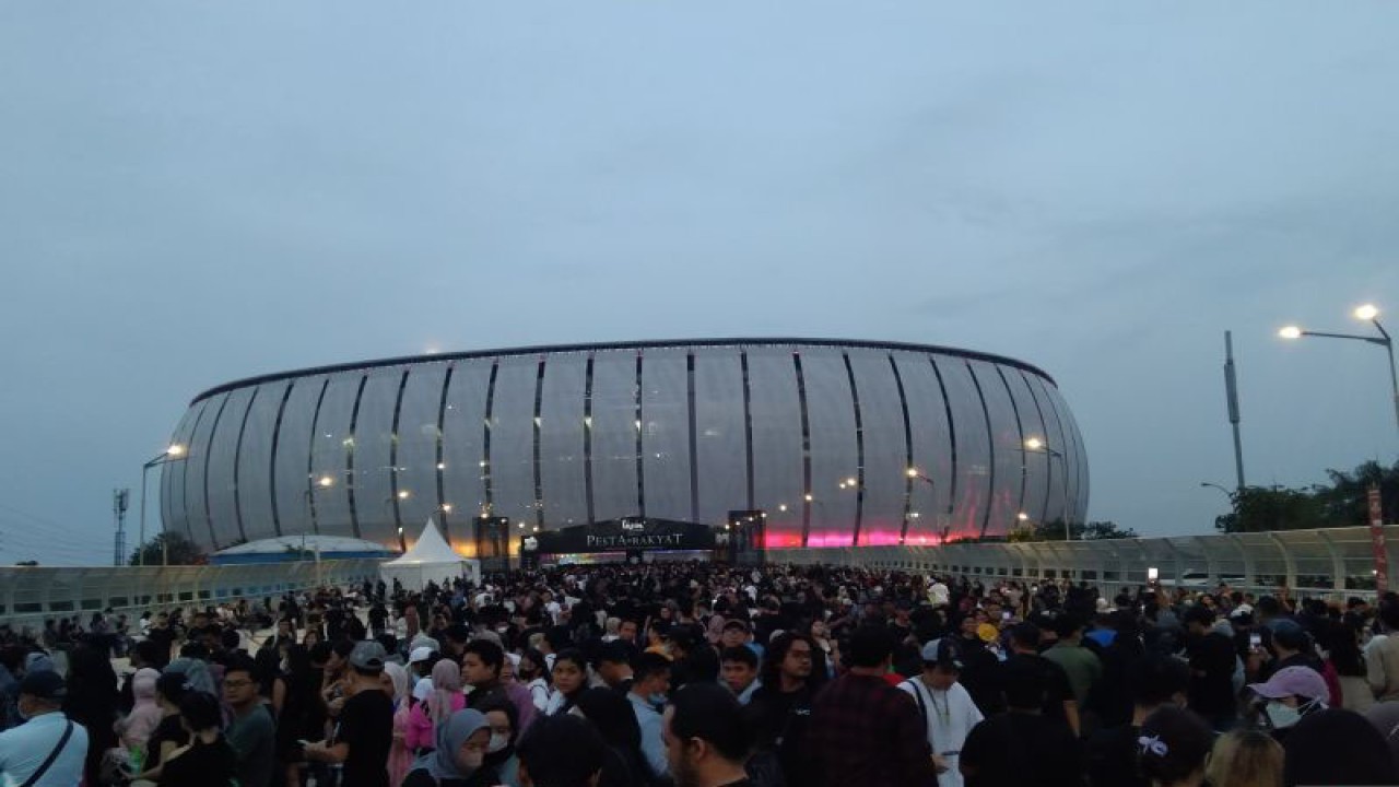 Ribuan penonton memadati pintu barat Jakarta International Stadium (JIS) untuk menonton konser Dewa 19 di Jakarta Utara, Sabtu (4/2/2023). ANTARA/Dewa Ketut Sudiarta Wiguna