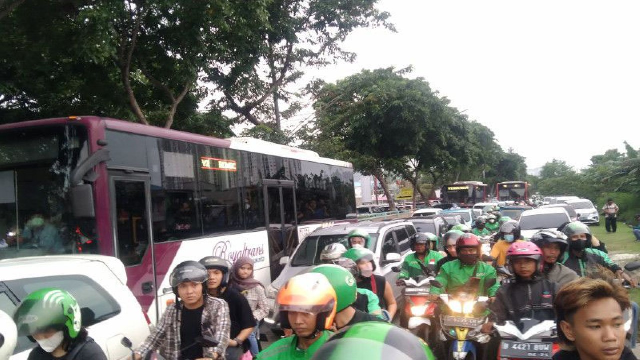 Arsip Foto - Sejumlah kendaraan terjebak macet di Jalan Danau Sunter Barat yang hendak menuju gerbang barat Jakarta International Stadium (JIS) saat ajang konser Dewa 19 di Jakarta Utara, Sabtu (4/2/2023). ANTARA/Dewa Ketut Sudiarta Wiguna