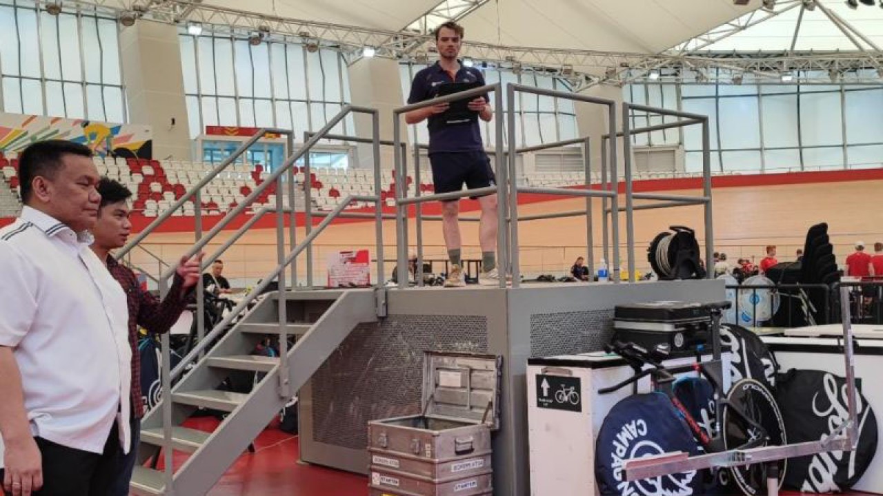 Direktur Utama Jakpro Iwan Takwin saat meninjau kesiapan venue balap sepeda di Jakarta International Velodrome (JIV), Rawamangun, Jakarta Timur, Selasa (21/2/2023). ANTARA/Syaiful Hakim
