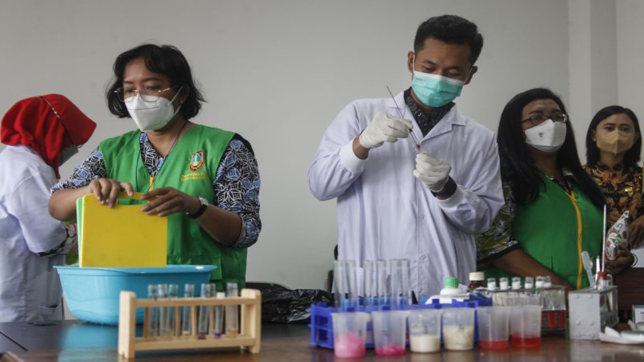 Anggota tim Jejaring Kemanan Pangan Daerah (JKPD) meneliti sampel bahan makanan dari pedagang saat sidak di Pasar Legi Solo, Jawa Tengah, Rabu (20/4/2022). Kegiatan tersebut sebagai langkah pengawasan dan antisipasi peredaran sejumlah makanan yang diduga mengandung bahan berbahaya. ANTARAFOTO/Maulana Surya/tom (ANTARA FOTO/Maulana Surya)