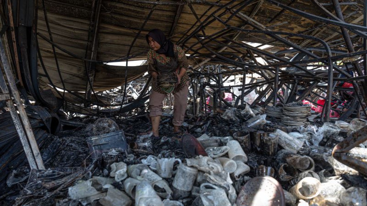 Arsip - Pedagang mencari barang yang masih bisa diselamatkan pascakebakaran di kompleks Relokasi Pasar Johar, Semarang, Jawa Tengah, Kamis (3-2-2022). ANTARA FOTO/Aji Styawan/foc.