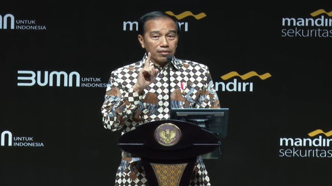 Tangkapan layar - Presiden RI Joko Widodo (Jokowi) saat menjadi pembicara kunci dalam Mandiri Investment Forum 2023 di Jakarta, Rabu (1/2/2023). (ANTARA/Gilang Galiartha)