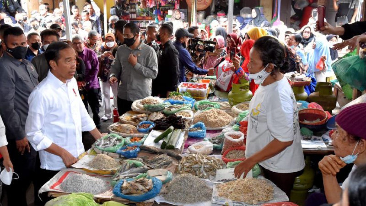 Presiden Joko Widodo (Jokowi) meninjau harga komoditas pangan di Pasar Bakti, Medan, Sumut, Kamis (9/2/2023). ANTARA/HO-Biro Pers Sekretariat Presiden.