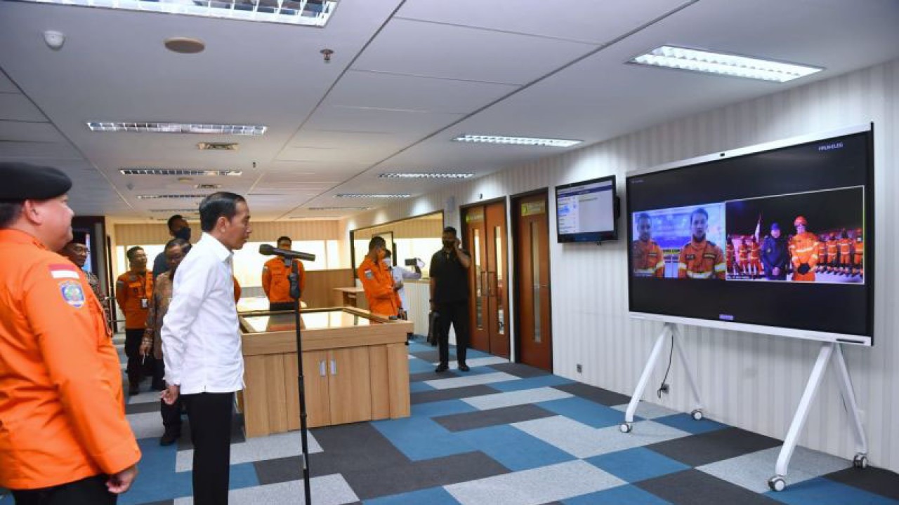 Presiden Joko Widodo menyapa tim Indonesia Search and Rescue (Inasar) lewat panggilan video di Kantor Pusat Basarnas Jakarta, Kamis (16/2/2023) ANTARA/HO-Biro Pers Sekretariat Presiden