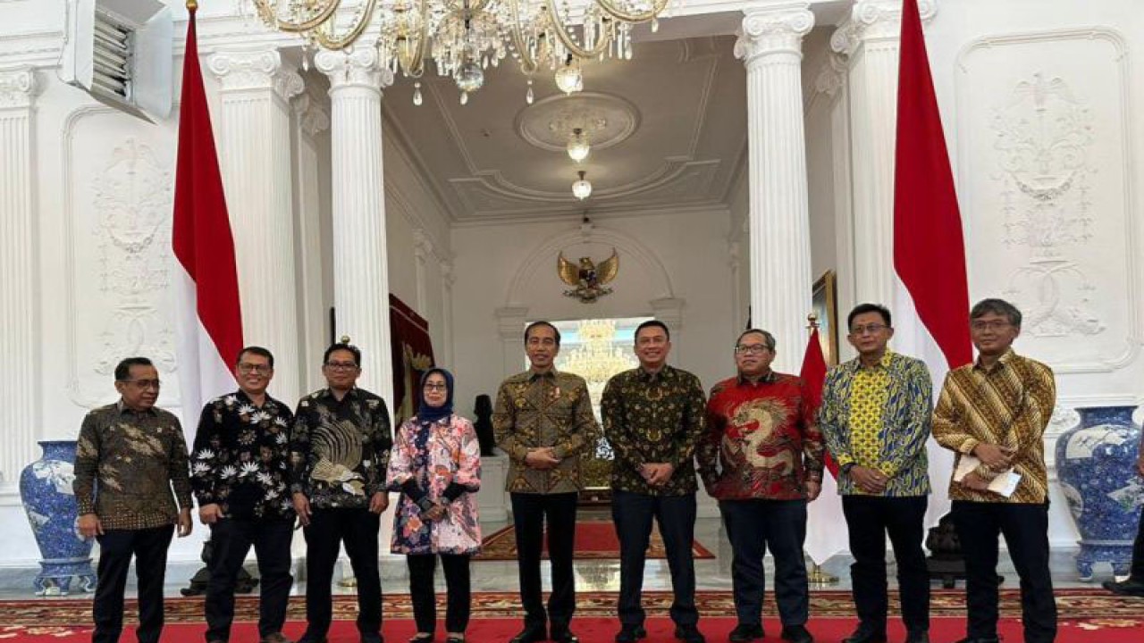 Presiden Jokowi menerima Ketua Dewan Pers Ninik Rahayu dan anggota Dewan Pers di Istana Negara, Jakarta, Senin (6/2/2023) ANTARA/HO-Dewan Pers