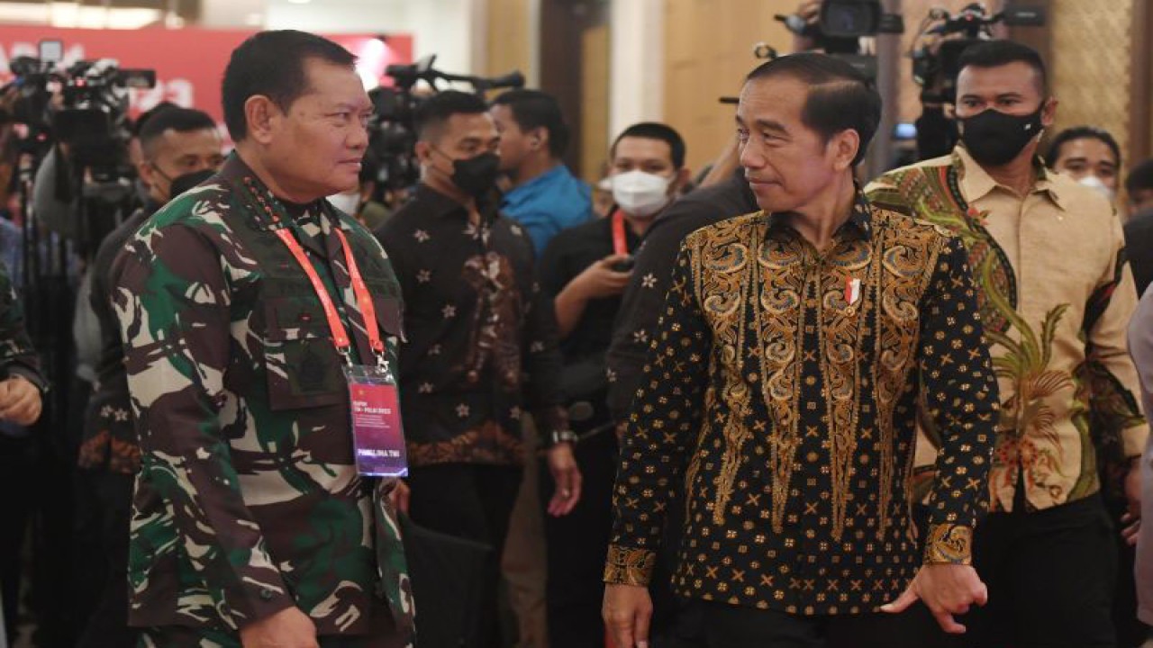 Presiden Joko Widodo (kanan) didampingi Panglima TNI Laksamana TNI Yudo MargonoÊ(kiri) berjalan usai menghadiri Rapat Pimpinan (Rapim) TNI-Polri 2023 di Jakarta, Rabu (8/2/2023). Rapim TNI dan Polri yang mengusung tema "TNI Polri Siap Mendukung Peningkatan Produktivitas Untuk Transformasi Ekonomi yang Inklusif dan Berkelanjutan" itu membahas berbagai hal seperti tugas, pokok dan fungsi terkait kedua lembaga keamanan tersebut. ANTARA FOTO/Hafidz Mubarak A/hp.