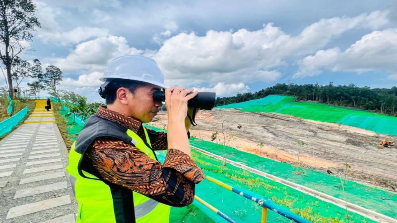 Presiden Joko Widodo saat meninjau langsung proyek pembangunan Jalan Tol Ibu Kota Nusantara (IKN) Segmen 3B Ruas Kariangau-Simpang Tempadung di Kalimantan Timur, Rabu (22/2/2023). (ANTARA/HO-Biro Pers Sekretariat Presiden RI)