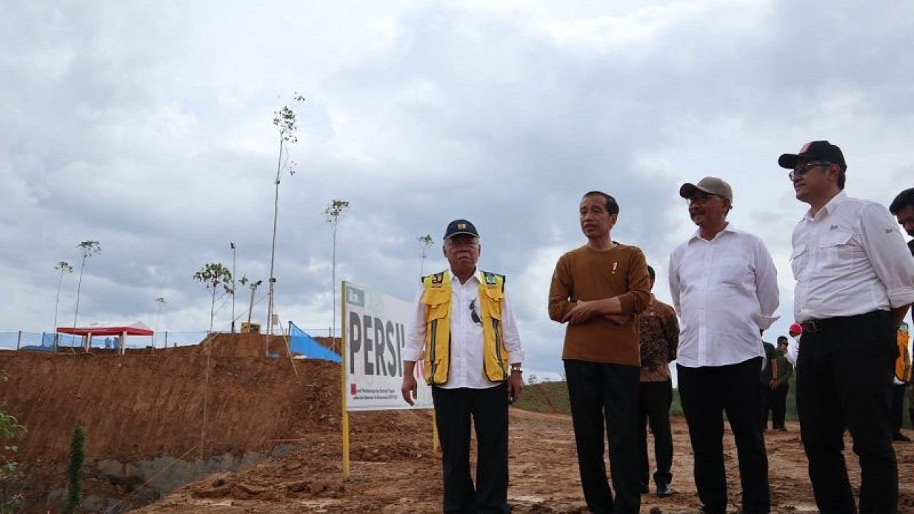 Presiden RI Joko Widodo (kedua kiri) berbincang dengan Menteri Pekerjaan Umum dan Perumahan Rakyat Basuki Hadimuljono (kiri), Kepala Otorita IKN Bambang Susantono (kedua kanan), dan Wakil Kepala Dhony Rahajoe (kanan) saat meninjau pembangunan kawasan rumah dinas menteri di Kawasan Inti Pusat Pemerintahan Ibu Kota Nusantara (KIPP IKN), Kalimantan Timur, Kamis (23/2/2023). ANTARA/Desca Lidya Natalia