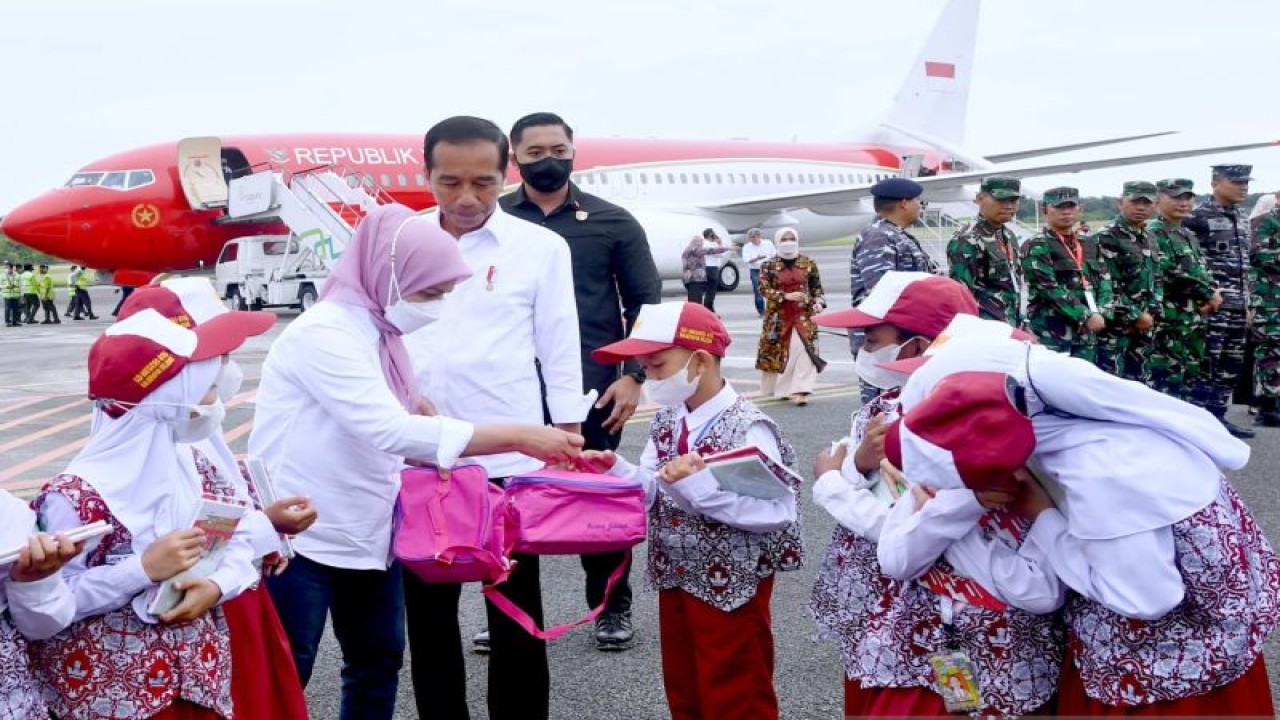 Presiden Joko Widodo dan Ibu Iriana Jokowi menghampiri barisan anak-anak SD di Bandara Internasional Sultan Aji Muhammad Sulaiman Sepinggan, kota Balikpapan, provinsi Kalimantan Timur pada Jumat (24/2/2023). ANTARA/Rusman - Biro Pers Sekretariat Presiden