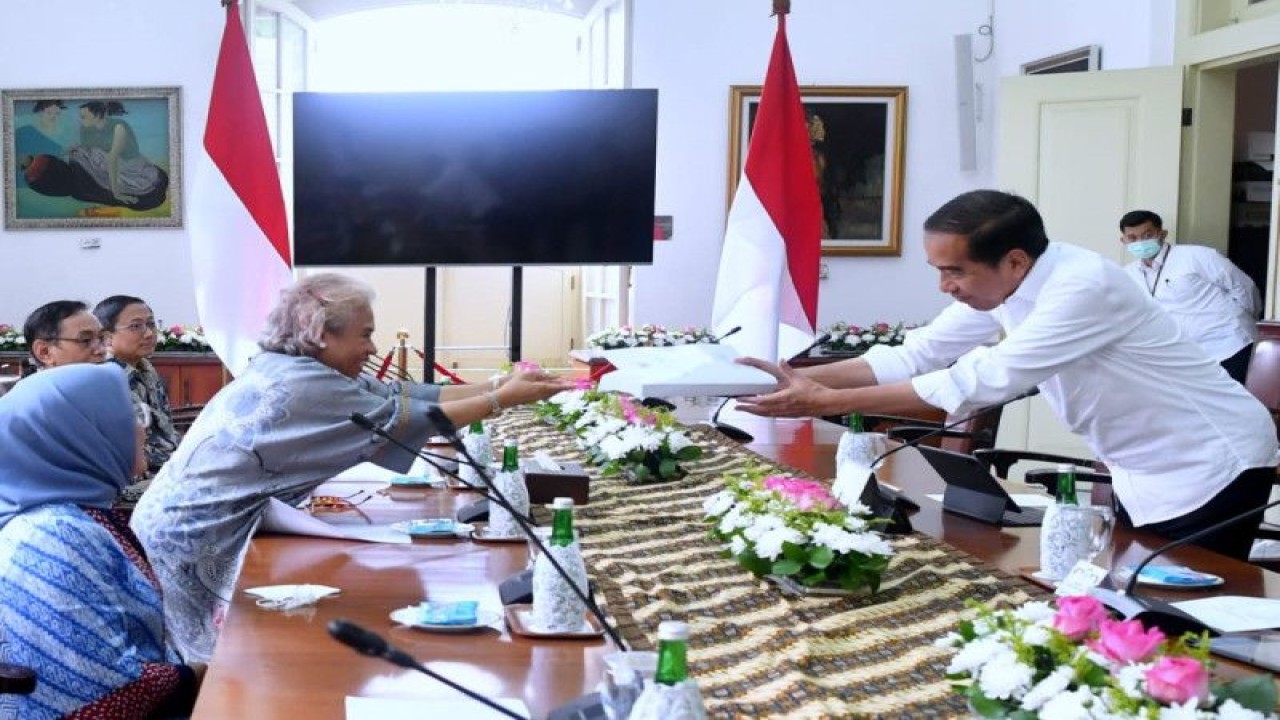 Presiden RI Joko Widodo (kanan) menerima laporan dari panitia seleksi (pansel) calon anggota Komisi Pengawas Persaingan Usaha (KPPU) masa jabatan 2023-2028 di Istana Kepresidenan Bogor, Jawa Barat, Senin (27/2/2023). (ANTARA/HO-Biro Pers Sekretariat Presiden RI)