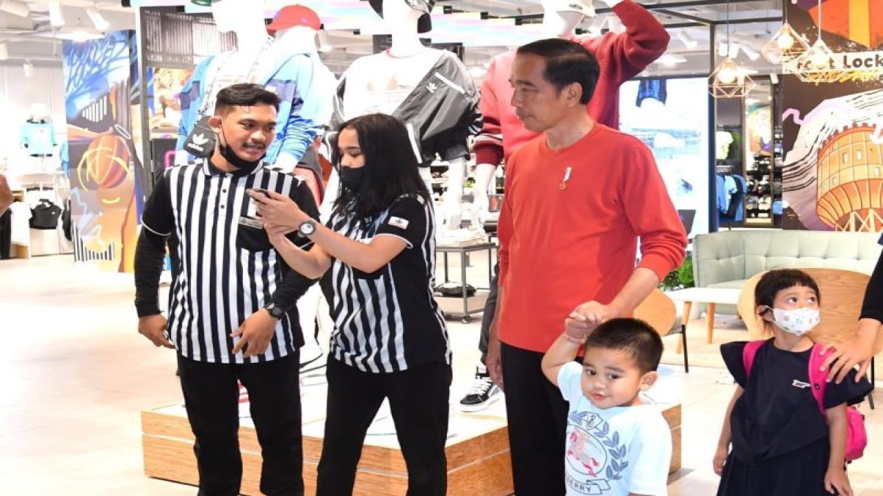 Presiden Joko Widodo mengajak kedua cucunya Sedah Mirah dan Panembahan Al Nahyan ke pusat perbelanjaan di Medan, Sumatra Utara, Kamis (9/2/2023). ANTARA/HO-Biro Pers Sekretariat Presiden