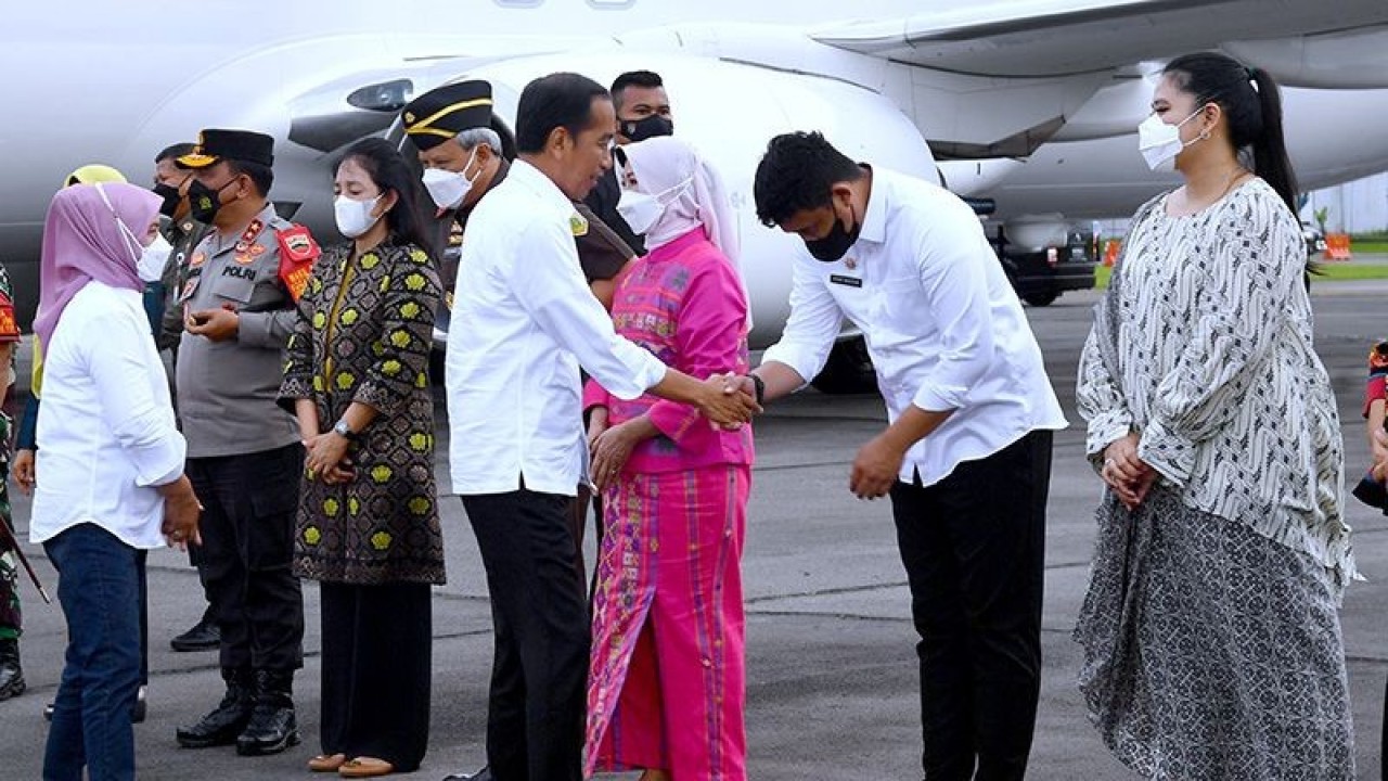 Presiden Joko Widodo dan Ibu Iriana Joko Widodo disambut Wali Kota Medan Bobby Nasution beserta istri Kahiyang Ayu saat tiba di Pangkalan TNI AU Soewondo, Kota Medan, Provinsi Sumatra Utara, Rabu, (8/2/2023). (ANTARA/HO-Biro Pers Setpres/aa)
