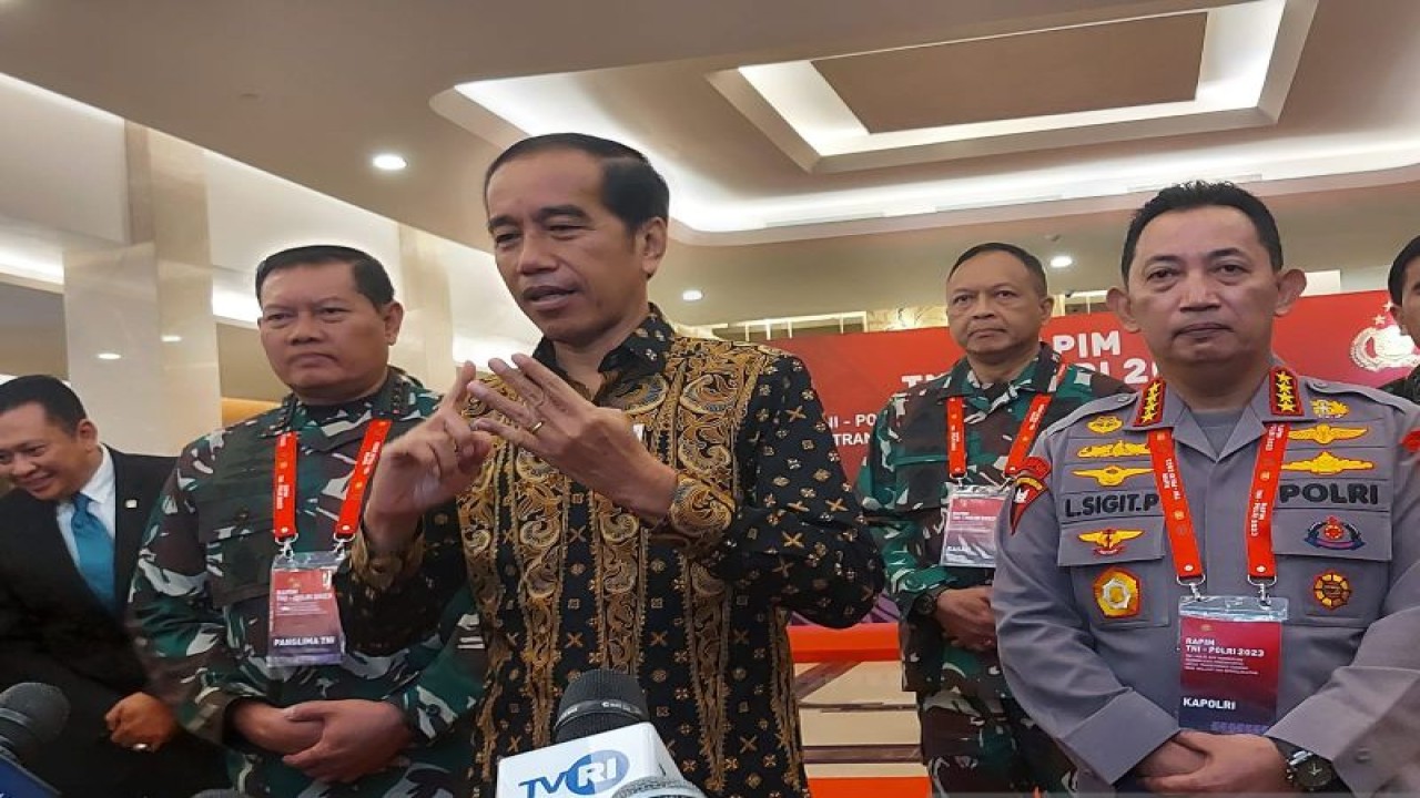 Presiden Joko Widodo usai menghadiri Rapat Pimpinan (Rapim) TNI dan Polri tahun 2023 yang digelar di Hotel Sultan, Jakarta, Rabu (8/2/2023) ANTARA/Mentari Dwi Gayati