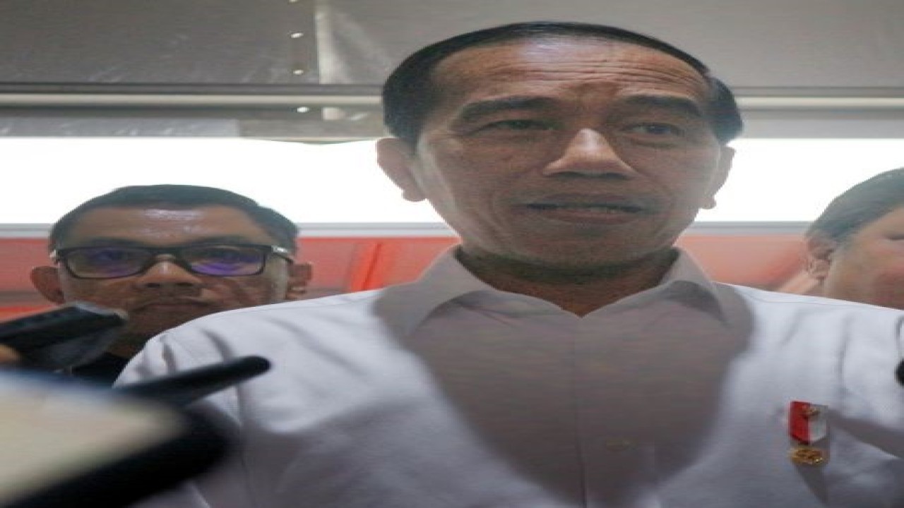 Presiden Joko Widodo memberikan keterangan kepada wartawan usai meninjau pameran Indonesia International Motor Show Tahun 2023 di JIEXPO Kemayoran, Jakarta, Kamis (16/2/2023). ANTARA/Rangga Pandu Asmara Jingga