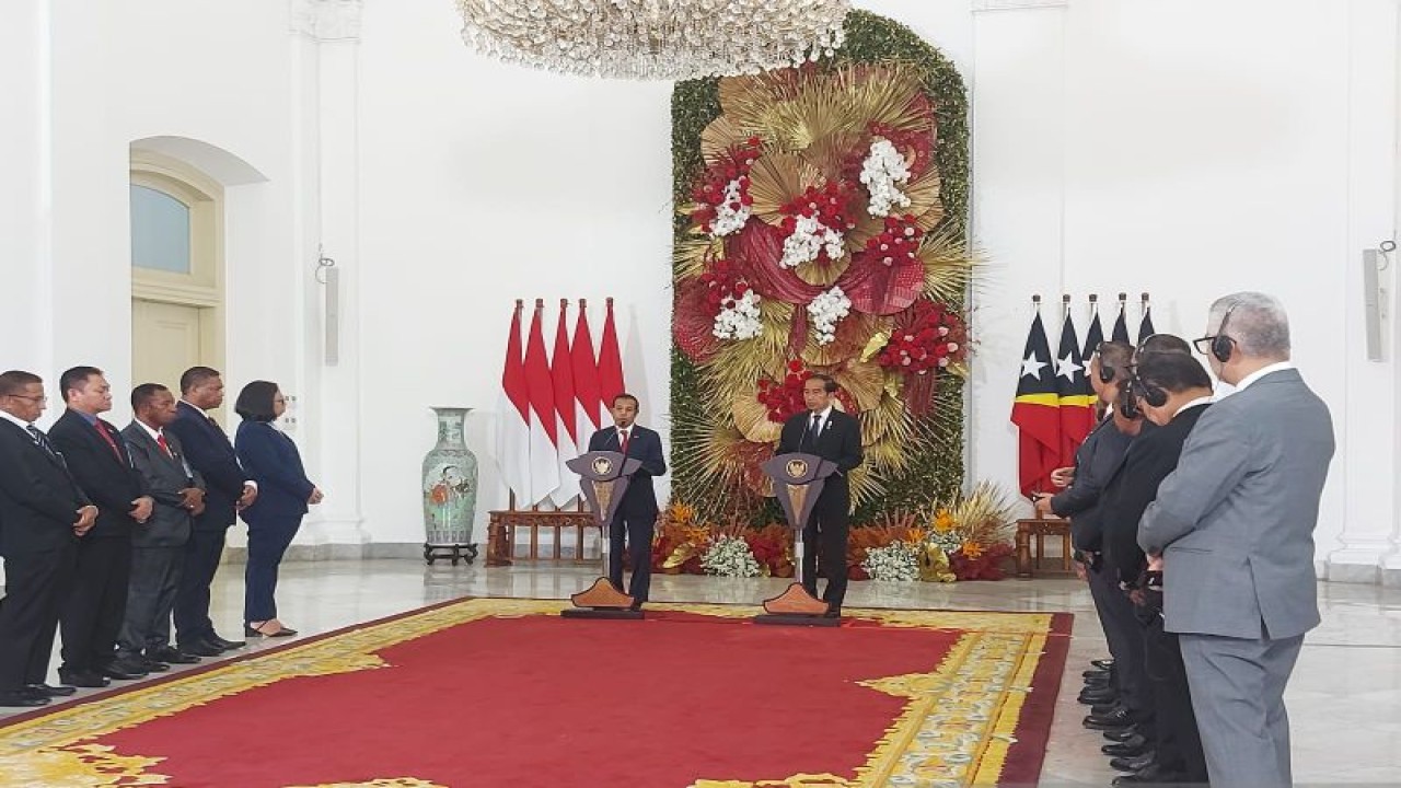 Presiden Joko Widodo (Jokowi) melakukan keterangan pers bersama Perdana Menteri Republik Demokratik Timor Leste Taur Matan Ruak di Istana Kepresidenan Bogor, Jawa Barat, Senin (13/2/2023) ANTARA/Mentari Dwi Gayati