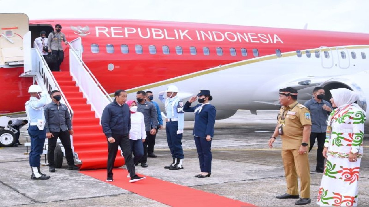 Presiden RI Joko Widodo (Jokowi) dan Ibu Negara Iriana Jokowi tiba di Pangkalan TNI AU Anang Busra, Kota Tarakan, Kalimantan Utara (Kaltara), Selasa (28/2/2023), untuk melaksanakan kunjungan kerja, di antaranya, untuk meninjau kawasan Kalimantan Industrial Park Indonesia (KIPI). (ANTARA/HO-Biro Pers Sekretariat Presiden)
