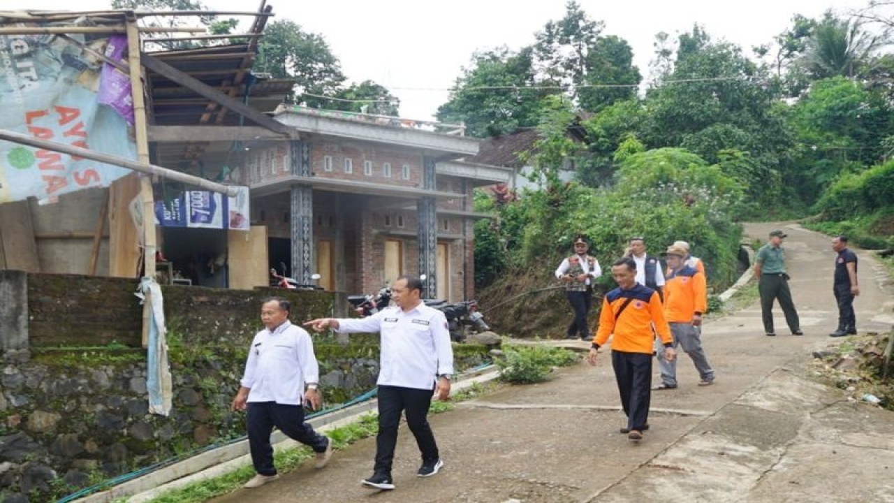 Kepala Pelaksana BPBD Jatim Gatot Soebroto (dua kiri) meninjau Desa Sambirejo, Kecamatan Wonosalam, Kabupaten Jombang, yang berpotensi terjadi gerakan tanah. ANTARA/HO-BPBD Jatim