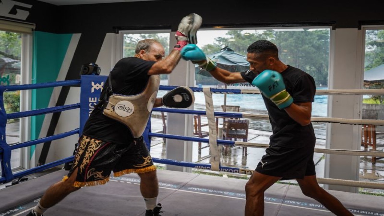 Jon Jon Jet (kanan) melatih reaksi pukulan bersama pelatih David John Treharne di sasana XBC Boxing Camp, Tangerang, Banten, Kamis (6/10/2022). (ANTARA/HO-XBC Sportech)