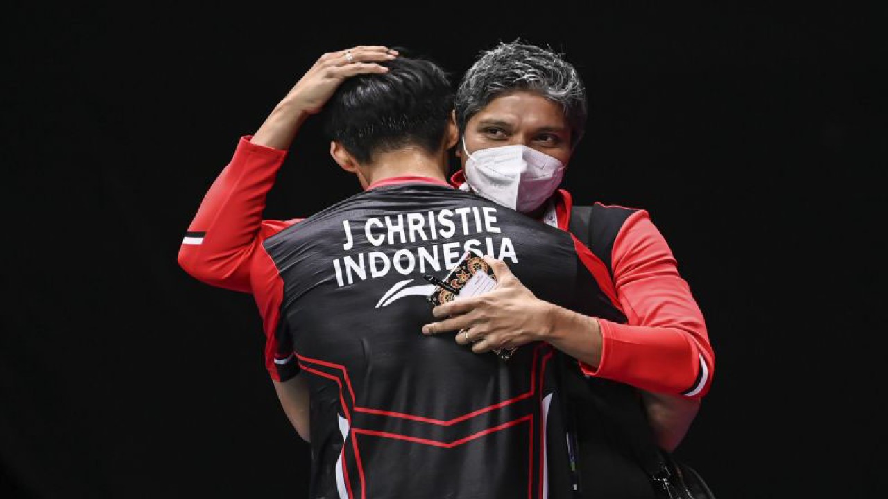 Pebulu tangkis tunggal putra Indonesia Jonatan Christie (kiri) berpelukan dengan pelatihnya Irwansyah (kanan) usai mengalahkan lawannya pebulu tangkis tunggal putra Cina Li Shi Feng dalam pertandingan babak perempat final Piala Thomas 2022 di Impact Arena, Bangkok, Thailand, Kamis (12-5-2022). . ANTARA FOTO/M Risyal Hidayat/YU
