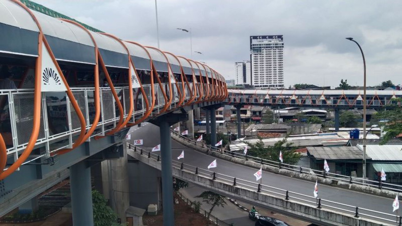 JPO Kebayoran menghubungkan Halte Velbak dan Stasiun KAI Kebayoran di Jakarta Selatan, Jumat (27/1/2023). ANTARA/Dewa Ketut Sudiarta Wiguna