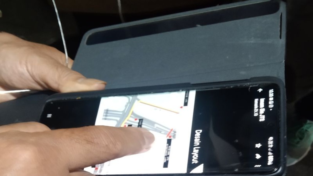 Kepala Dinas Bina Marga DKI Hari Nugroho menunjukkan lokasi JPO Kebayoran Lama (berwarna merah) di gedung DPRD DKI Jakarta, Selasa (7/2/2023). ANTARA/Dewa Ketut Sudiarta Wiguna