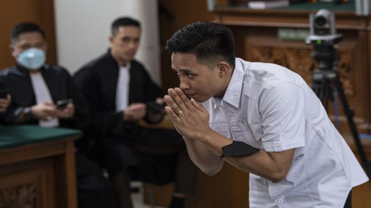 Terdakwa kasus pembunuhan berencana Brigadir Yosua Hutabarat, Richard Eliezer alias Bharada E, membungkukkan badan saat tiba di ruang sidang Pengadilan Negeri Jakarta Selatan, Jakarta, Rabu (15/2/2023). ANTARA FOTO/Sigid Kurniawan/hp