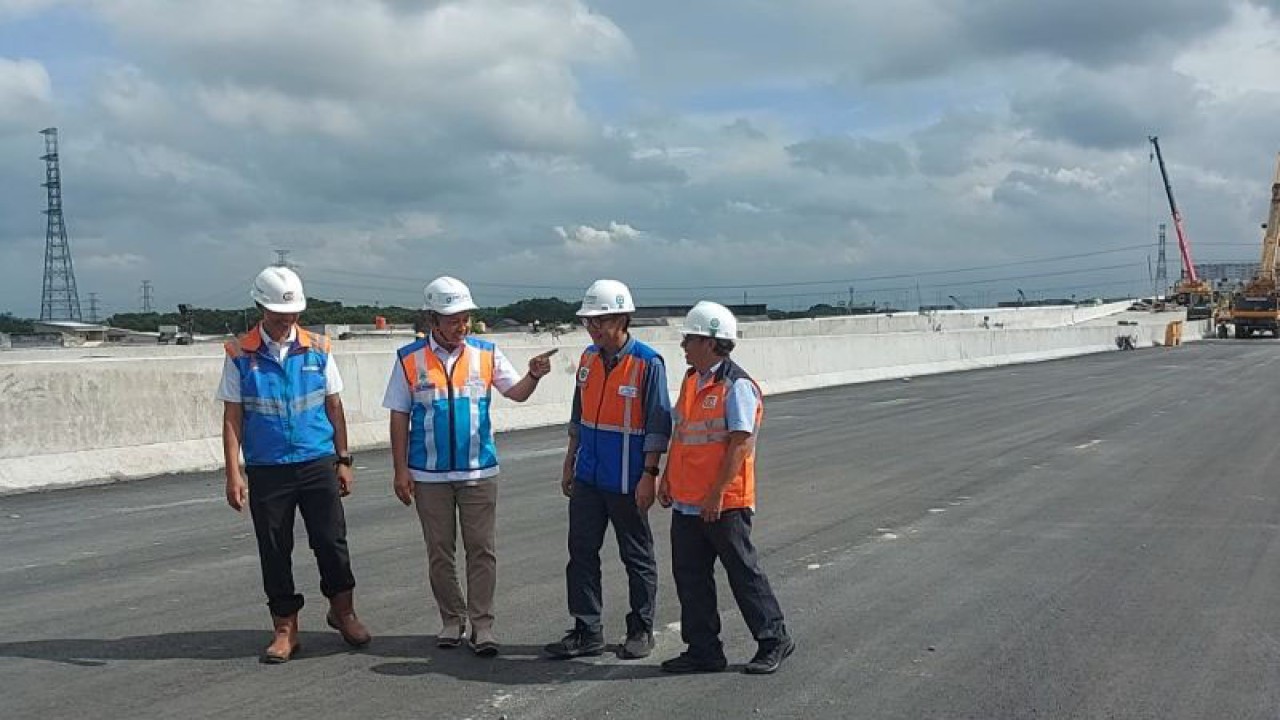 Direktur Utama PT Pelindo Solusi Logistik Joko Noerhudha (kedua kiri) meninjau proyek Jalan Tol Cibitung-Cilincing (JTCC) seksi 4 di simpangan jalan (Interchange) Cilincing, Jakarta Utara, Rabu (22/2/2023). ANTARA/Abdu Faisal