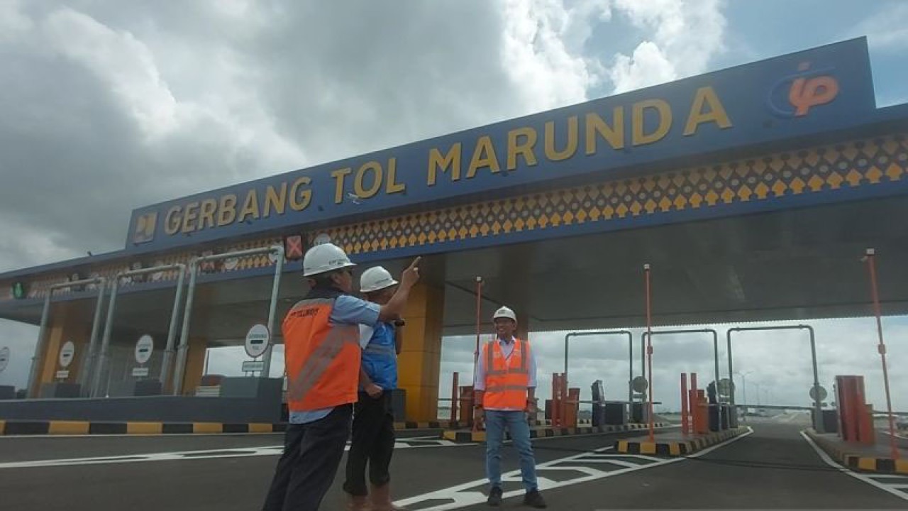 Direktur Teknik dan Operasi PT Cibitung Tanjung Priok Port Tollways (CTP) Yaya Ruhiya menunjuk Gerbang Tol Marunda di Jalan Tol Cibitung-Cilincing (JTCC) seksi 4 di Jakarta Utara, Rabu (22/2/2023). ANTARA/Abdu Faisal